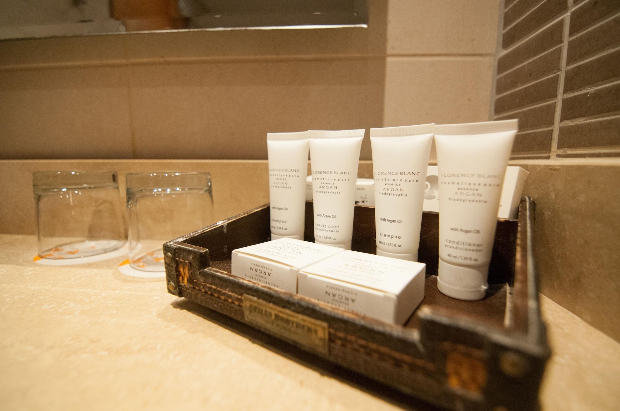 Enjoy Coquimbo Hotel Bagian luar foto A selection of toiletries in a hotel bathroom