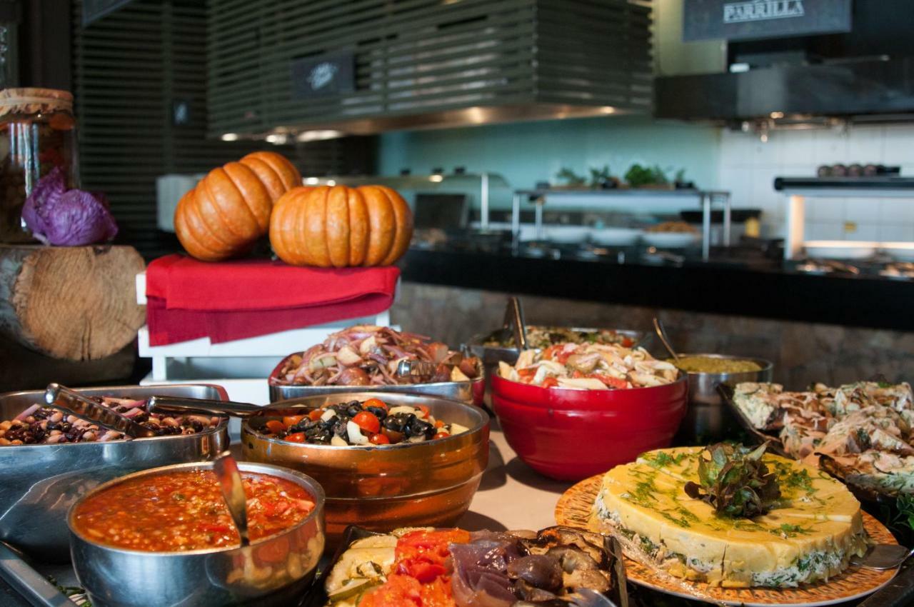 Enjoy Coquimbo Hotel Bagian luar foto A buffet at a restaurant